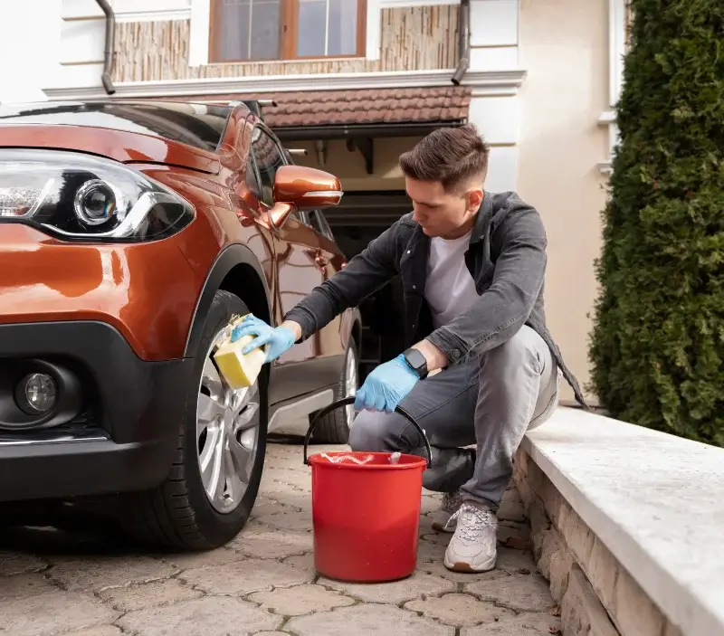 Lavage auto à domicile Verneix : professionnel intervenant sur un véhicule